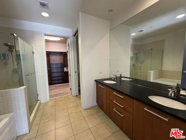 801 S Grand Avenue, Los Angeles CA: https://media.crmls.org/mediaz/1fed97fc-b2ef-455d-851b-adb77198c792.jpg