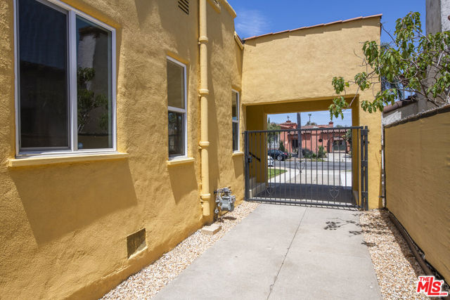 3220 W 78th Place, Los Angeles CA: https://media.crmls.org/mediaz/1feec9d6-e25f-43be-816f-0bee2e4b3eb6.jpg