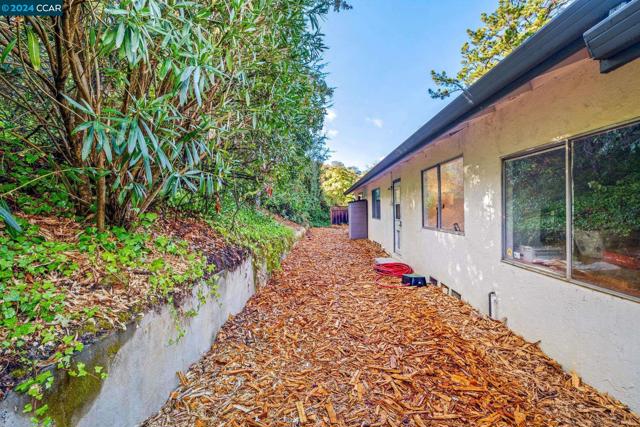 Image 32 of 40 For 11 Greyfell Pl