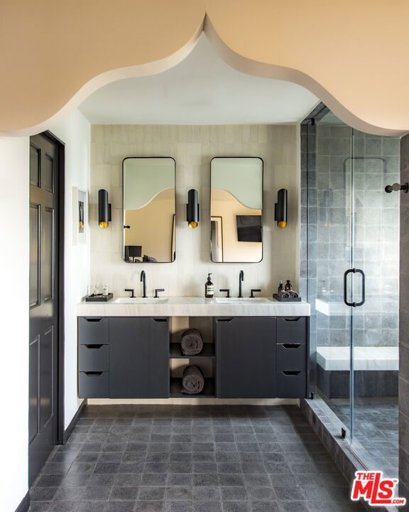 2820 Westshire Drive, Los Angeles CA: https://media.crmls.org/mediaz/1fefe750-c1fc-401d-9a1c-630a10a07a91.jpg