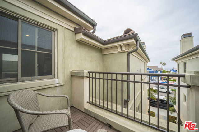 642 Hermosa Avenue, Hermosa Beach CA: https://media.crmls.org/mediaz/1ff0bcac-871a-4356-aed9-fe8727e3d623.jpg