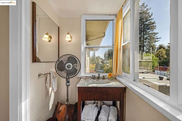 1047 Ranleigh Way, Piedmont CA: https://media.crmls.org/mediaz/1ff31773-6141-4c05-8306-777acad0458a.jpg