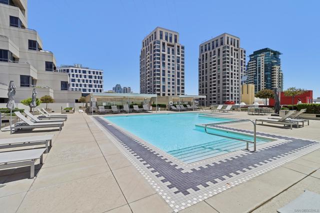 700 Front St, San Diego CA: https://media.crmls.org/mediaz/1ff33c3b-21a8-4302-ae9b-f700b2ec84b4.jpg