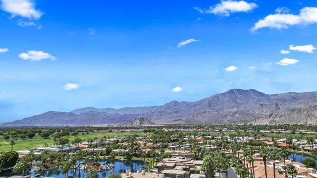 80671 Cherry Hills Drive, La Quinta CA: https://media.crmls.org/mediaz/1ff3c51f-efad-42cd-9b24-a4d5c4bc3690.jpg