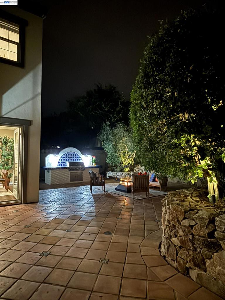 https://media.crmls.org/mediaz/1ff48d44-35e9-46ea-82d2-d943a6d47dfe.jpg?preset=X-Large