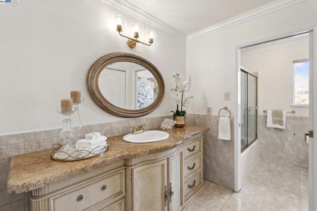 375 Montecillo Dr, Walnut Creek CA: https://media.crmls.org/mediaz/1ff4a778-399e-4818-8f09-94b17f818ecf.jpg