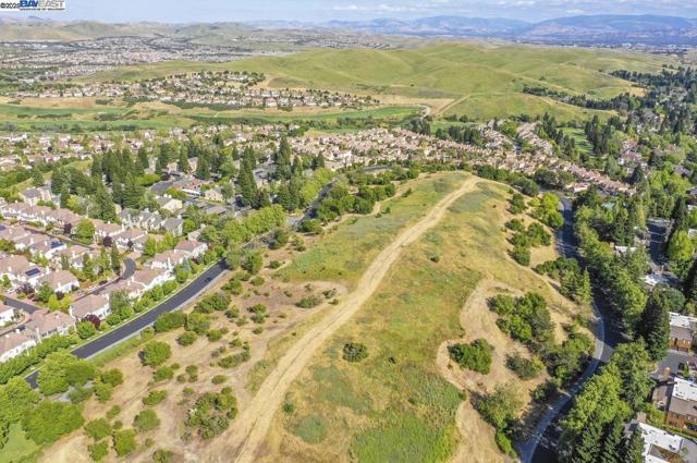 2030 Canyon Woods Drive, San Ramon CA: https://media.crmls.org/mediaz/1ff4ae9d-ca33-4773-aa86-608d4c16853a.jpg