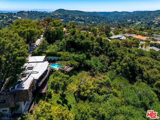 13490 Firth Drive, Beverly Hills CA: https://media.crmls.org/mediaz/1ff5187b-6474-4aba-aaf5-78c49f8aea69.jpg
