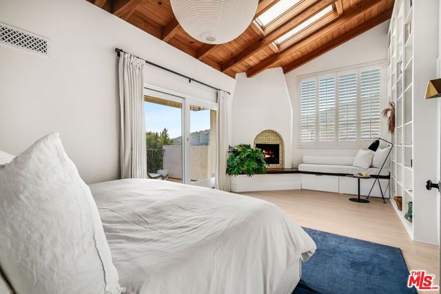 2880 Searidge Street, Malibu CA: https://media.crmls.org/mediaz/1ff5c1cc-582d-4e1d-baa4-f526dfc381f6.jpg