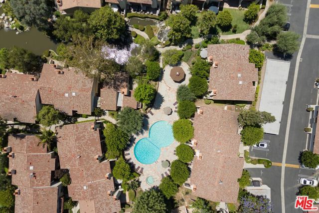 5720 Owensmouth Avenue, Woodland Hills CA: https://media.crmls.org/mediaz/1ff798e5-b7fb-416e-975c-5a1acd2c5020.jpg