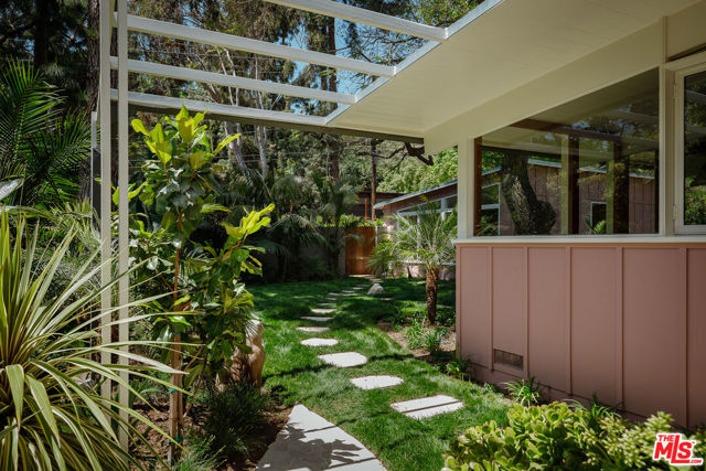8945 Wonderland Park Avenue, Los Angeles CA: https://media.crmls.org/mediaz/1ff81240-be1f-48fd-8b70-c7da108dd46f.jpg