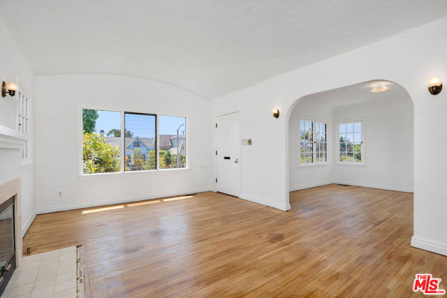 1119 Maple Street, Santa Monica CA: https://media.crmls.org/mediaz/1ff81854-cc76-4766-b39d-9f099f405003.jpg