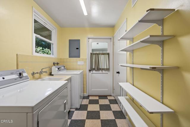 203 Foothill Road, Ojai CA: https://media.crmls.org/mediaz/1ffa6ae0-b54d-46e7-b29e-f81f18420958.jpg