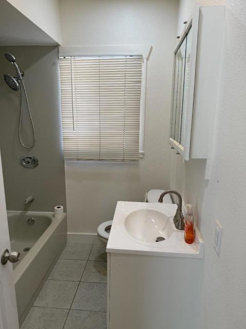 3050 22nd Avenue, Oakland CA: https://media.crmls.org/mediaz/1ffa7ed4-ae3f-4641-b17e-e4aed01c5eb8.jpg