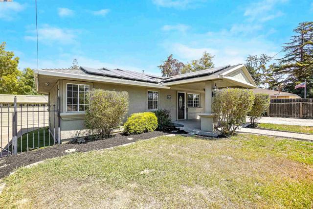 17526 Parker Rd, Castro Valley CA: https://media.crmls.org/mediaz/1ffb0bc5-7cec-4a77-8f9c-1b0d72abd15b.jpg