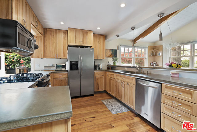 2439 Glyndon Avenue, Venice CA: https://media.crmls.org/mediaz/1ffd5cfa-4f9e-4831-ae0e-8202cbb320f0.jpg
