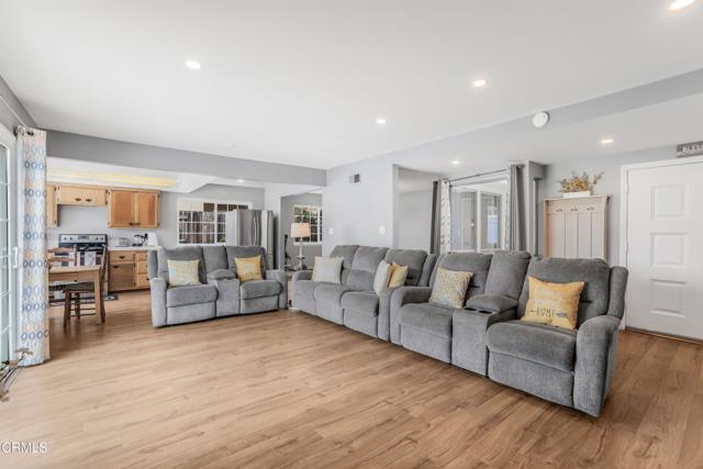 1215 Lawrence Way, Oxnard CA: https://media.crmls.org/mediaz/1ffd5fe5-fc46-4f4b-b606-3609e5be8cf2.jpg