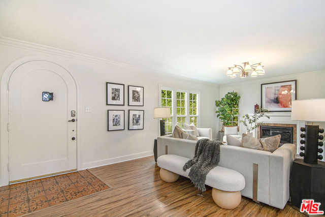 565 N Arden Boulevard, Los Angeles CA: https://media.crmls.org/mediaz/1ffd73c9-b157-4d8b-9e38-2b860495318a.jpg