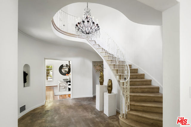 5700 Spring Oak Drive, Los Angeles CA: https://media.crmls.org/mediaz/1ffdbf9e-8070-4141-a4eb-7f6750630096.jpg