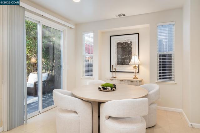 2258 S Donovan Way, San Ramon CA: https://media.crmls.org/mediaz/1ffe86f5-e3d5-4949-9978-da251abde623.jpg
