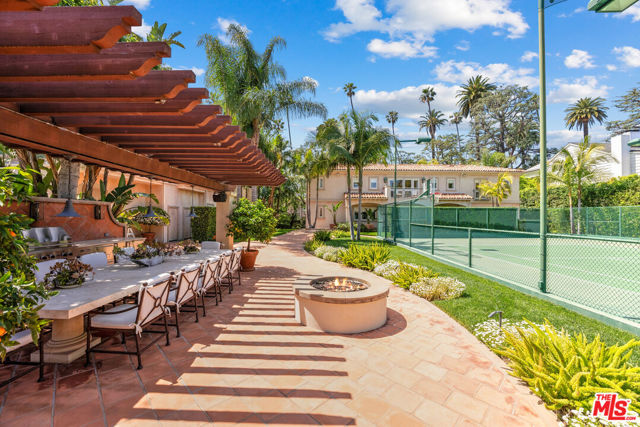 812 N BEDFORD Drive, Beverly Hills CA: https://media.crmls.org/mediaz/1ffe9ac1-8561-4933-ac2c-bc24ca2e63ad.jpg