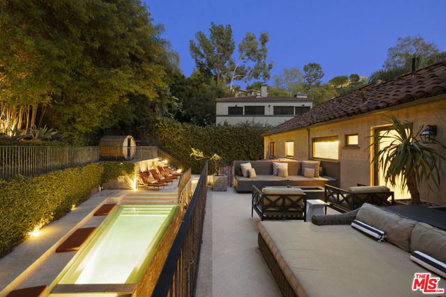 3300 N Knoll Drive, Los Angeles CA: https://media.crmls.org/mediaz/1ffeaabc-02e4-42ee-80b1-e2bdfb00d7a2.jpg