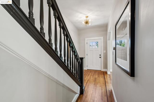 4015 Rhoda Ave, Oakland CA: https://media.crmls.org/mediaz/1ffed58c-99b3-40d6-b047-c3cf05fa38ac.jpg