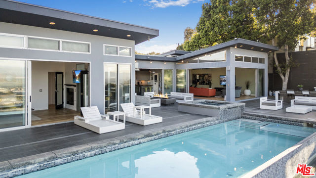7275 Mulholland Drive, Los Angeles CA: https://media.crmls.org/mediaz/1fff6639-8ffe-45ff-933a-dce84de92828.jpg