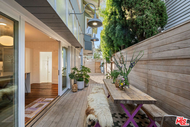 729 Superba Avenue, Venice CA: https://media.crmls.org/mediaz/1fffaf4b-c411-4e82-8e63-502eecb39791.jpg