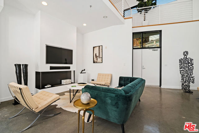 815 Hampton Drive, 6 photo 4