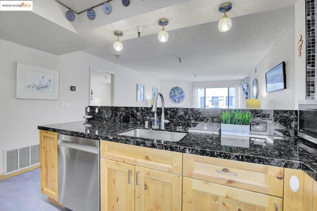 Image 12 of 42 For 545 Pierce St  3002