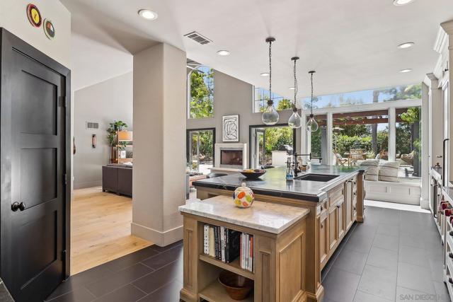4961 Concannon Ct, San Diego CA: https://media.crmls.org/mediaz/20014185-4424-49ac-9e63-8c0e38e59e20.jpg
