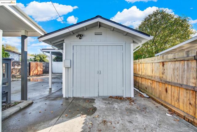 1232 78Th Ave, Oakland CA: https://media.crmls.org/mediaz/2001fd1b-436b-4d9c-8429-d98d374ee310.jpg