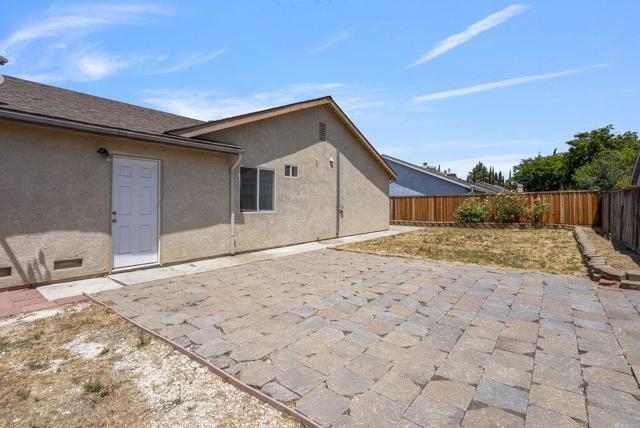 2301 Valley View Road, Hollister CA: https://media.crmls.org/mediaz/20020452-9741-4ebd-8d7b-86b0f8225a8c.jpg