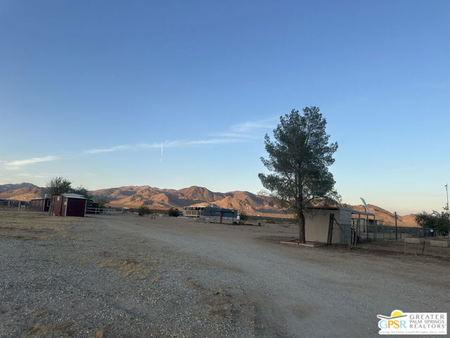 31750 Selmadolph Street, Lucerne Valley CA: https://media.crmls.org/mediaz/200395f5-ae02-4c8e-89c6-ba2f42befde2.jpg