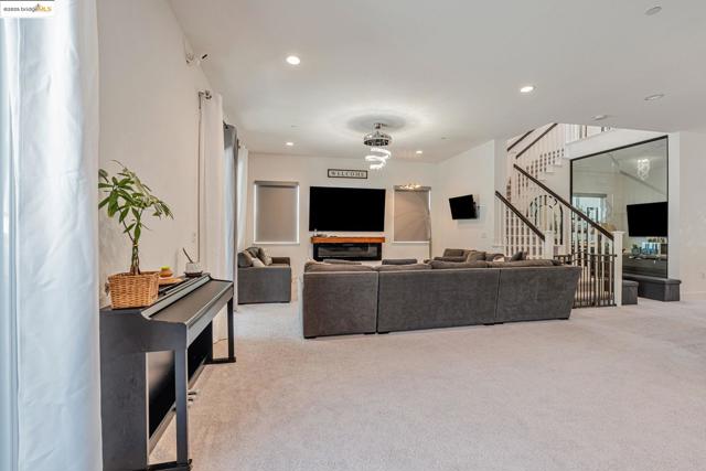 2281 Garden Farms Ave, Lathrop CA: https://media.crmls.org/mediaz/20046e1e-3198-4d50-9adc-0336a5d29760.jpg