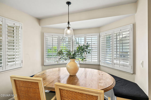 4570 N Vistapark Drive, Moorpark CA: https://media.crmls.org/mediaz/2004a13a-485c-45ed-a87d-539efb857a3a.jpg
