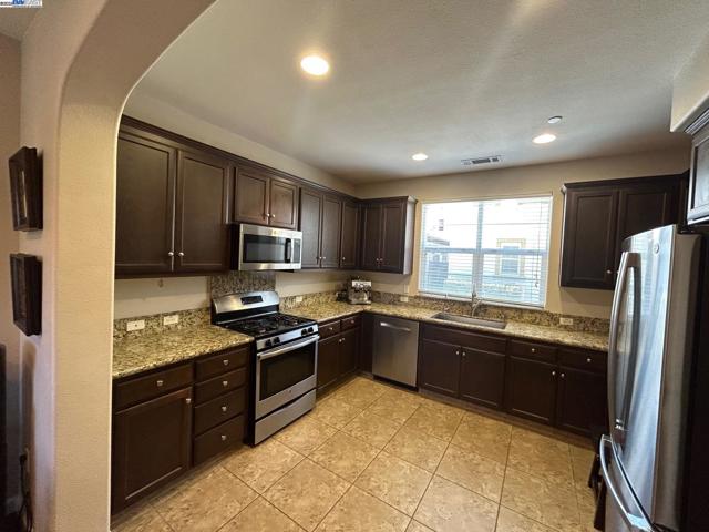 3002 Blackberry Ave, San Ramon CA: https://media.crmls.org/mediaz/2004a897-6709-4e3f-9b3c-52ac62c4b968.jpg