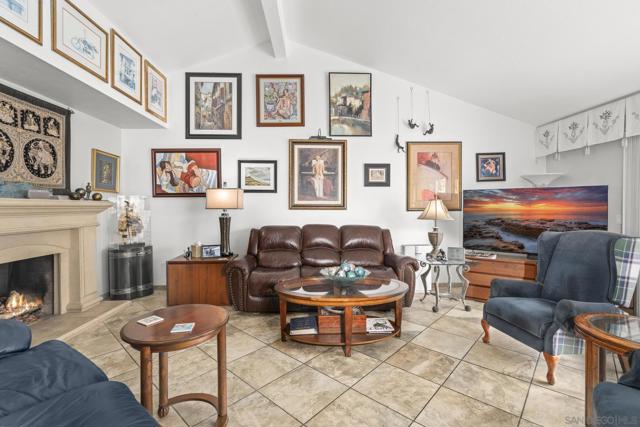 9 Catpaw Cape, Coronado CA: https://media.crmls.org/mediaz/2004e822-b4cf-4e9c-9617-5d49a88a680c.jpg