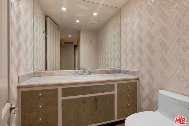 211 S Spalding Drive, Beverly Hills CA: https://media.crmls.org/mediaz/20052f1c-44e9-4dc4-9128-578dee556657.jpg