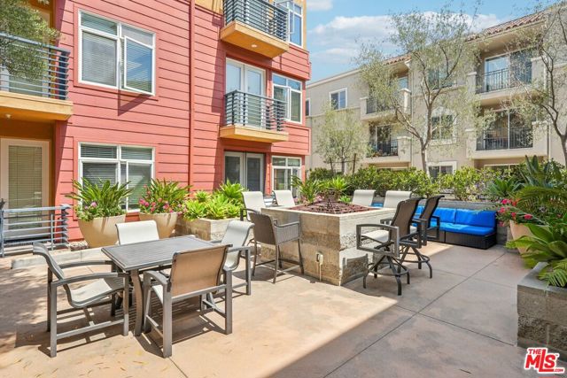 4050 Glencoe Avenue, Marina del Rey CA: https://media.crmls.org/mediaz/200551eb-f831-4e34-854c-06bd23bf5337.jpg