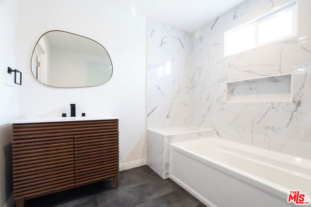 449 S Citrus Avenue, Los Angeles CA: https://media.crmls.org/mediaz/2005c8dc-5280-4f7b-b9a7-74dafd31c39e.jpg