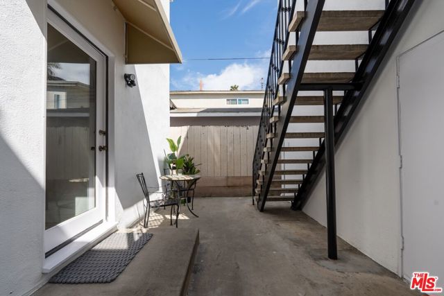666 Marr Street, Venice CA: https://media.crmls.org/mediaz/20061773-9dde-47be-a2c9-4500152f5fdc.jpg