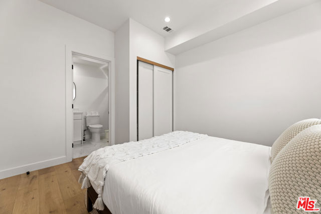 5118 Laurel Canyon, Valley Village CA: https://media.crmls.org/mediaz/2006d6f6-a2a7-4564-a8e9-84be8933de9c.jpg