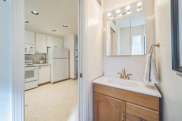 8985 Alcosta Blvd, San Ramon CA: https://media.crmls.org/mediaz/200736ae-013e-492e-a9ae-8d626ce53753.jpg