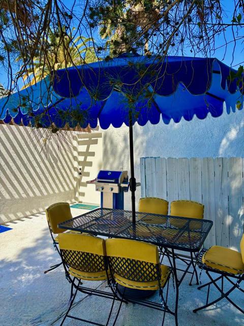 1385 E Via Escuela, Palm Springs CA: https://media.crmls.org/mediaz/2008083b-48fb-4ed5-8777-1d67869780f6.jpg