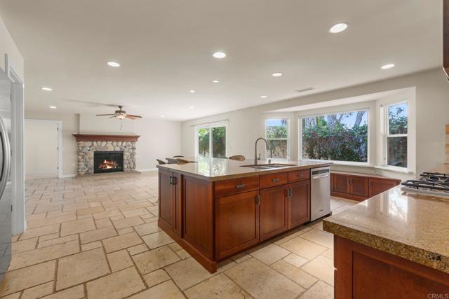 Detail Gallery Image 11 of 48 For 2435 Unicornio St, Carlsbad,  CA 92009 - 4 Beds | 3/1 Baths