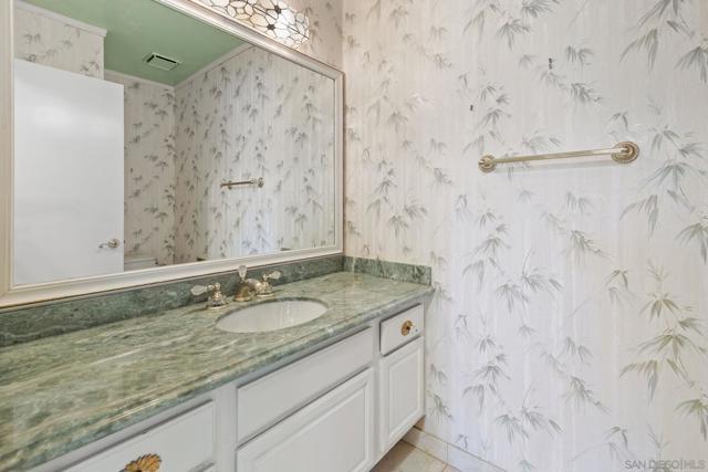 462 Avenida Adobe, Escondido CA: https://media.crmls.org/mediaz/20083132-038a-4120-8ee7-b6128f7ff118.jpg