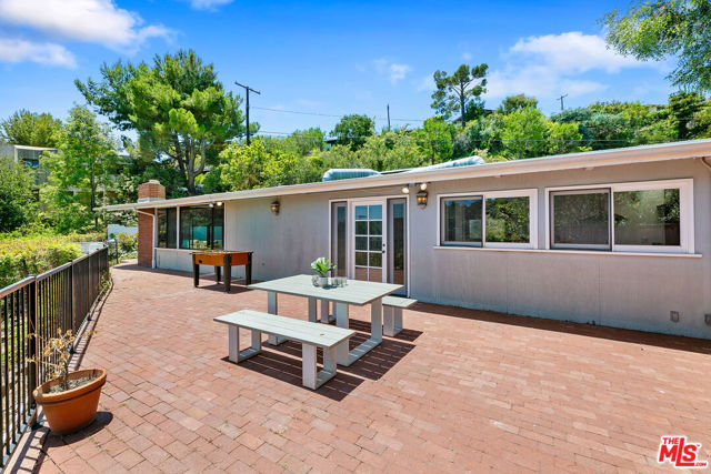 1075 Hanley Avenue, Los Angeles, California 90049, 2 Bedrooms Bedrooms, ,2 BathroomsBathrooms,Single Family Residence,For Sale,Hanley,24407419