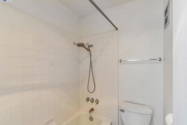 291 Tradewinds Dr, San Jose CA: https://media.crmls.org/mediaz/200b2899-771d-4485-9b44-3f32fc37cc14.jpg